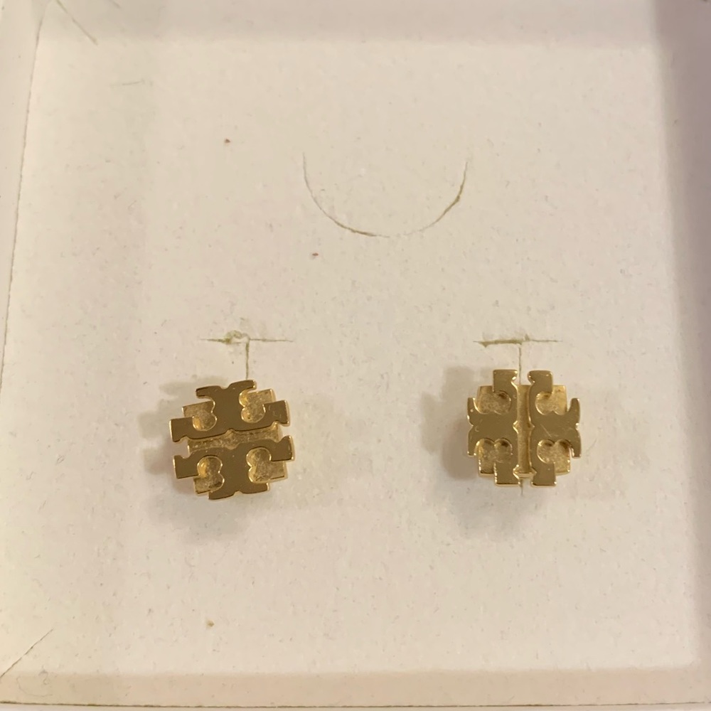 GOLD COLOR LOGO STUDS EARRINGS TORI BURCH.